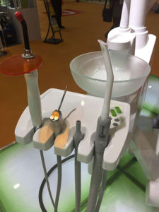 Unité de fauteuil <span class=keywords><strong>dentaire</strong></span> QL2028II, fauteuil <span class=keywords><strong>dentaire</strong></span> en plastique de qualité supérieure avec alimentation électrique, certifié CE classe II, <span class=keywords><strong>prix</strong></span> d'usine - Product Image 2