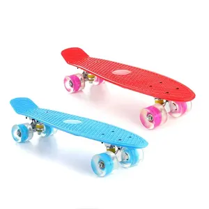 Günstige 22 Zoll Kunststoff Penny Fish Skateboard Deck mit vier Flash PU-Rädern
