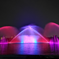 Fontaine d'eau commerciale extérieure en acier inoxydable avec écran d'eau laser, spectacle vidéo mapping et balançoire flottante musicale, personnalisable