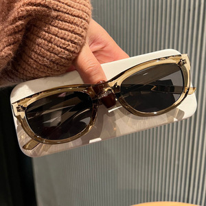 Occhiali da Sole Verdi Cat-Eye da Donna di Alta Gamma Stile Euro-Americano, Cool e Audace, Protezione UV400, Montatura Completa, Non Polarizzati, Classe 2 - Product Image 2