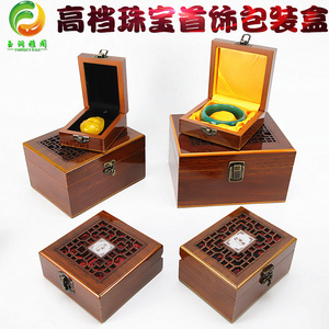 Caja de joyería de madera maciza con diseño de rejilla para almacenamiento de pulseras y colgantes - Product Image 1