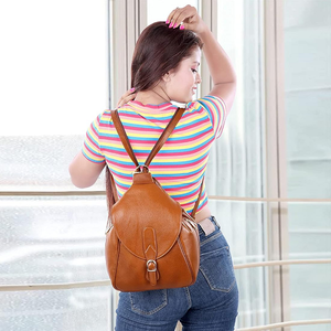 Mochila práctica de cuero 100% genuino para mujer con costuras reforzadas y un elegante acabado suave - Product Image 2