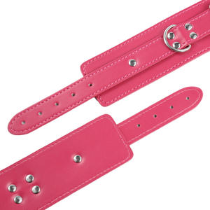 Schnelle Lieferung PU-Leder Schwarz-Rote Fesseln Fußfesseln Erwachsenen-Spielzeug Sexy Handschellen Bondage-Set für Paare - Product Image 4