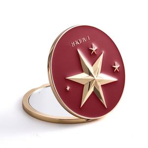 Espejo Compacto de Maquillaje de Doble Cara, Redondo, Color Rojo Intenso, con Logotipo Hexagrama en Relieve, Metal Dorado de Alta Calidad - Product Image 6