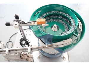 Alimentatore Vibrante Automatico Yiheda di Alta Qualità con Motore per Viti, Garanzia di 1 Anno - Product Image 1