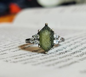 Bague moldavite hexagonale pierre précieuse tchèque brute en argent sterling cristal de guérison fait à la main bague de déclaration Boho pour elle - Product Image 1