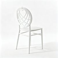 Chaise Chiavari en plastique empilable, dossier creux en forme de cœur, pieds imitation bambou, blanche, pour mariages, banquets et événements (vente en gros)