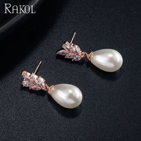 RAKOL EP2439 Perla brillante con pendientes de circonita cúbica en forma de hoja Tachuelas populares Joyería hipoalergénica
