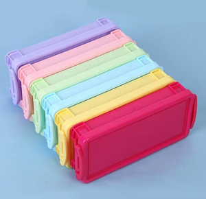 Étui à crayons en plastique coloré, boîte de rangement rectangulaire avec couvercle à boucle pour l'école et le bureau - Product Image 1