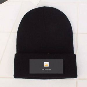 Nuevo Gorro de Invierno Personalizado, Económico, al por Mayor, Suave, para Adultos, con Parches Metálicos, en Gris Jaspeado, Tejido, con Serigrafía - Product Image 5