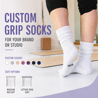 Chaussettes de yoga et de Pilates personnalisables antidérapantes blanches avec motif cœurs pour femmes