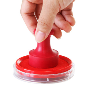 Tampon encreur Deli 9863 rond rouge bleu transparent pour bureau, tampon encreur en plastique - Product Image 2