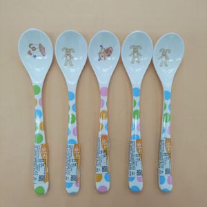 Cuchara de plástico para bebé M012 de 10,1 x 2,4 cm con diseño de lunares para alimentar a niños de 1 a 2 años - Product Image 1