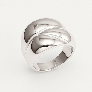 Anello esclusivo transfrontaliero europeo e americano di lusso leggero, geometrico e dal design audace, in acciaio inossidabile e titanio 24K. - Product Image 4