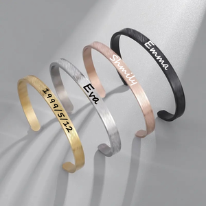 Bracelet en acier inoxydable minimaliste et tendance, ouvert, réglable, anti-allergique, personnalisable avec logo, noms et dates - Product Image 3