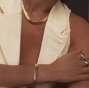 قلادة 8 سلسلة ثعبان مبالغ فيها للنساء قلادة فاخرة مطلية بالذهب من الفولاذ المقاوم للصدأ على الطراز الكلاسيكي - Product Image 2