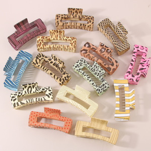Ensemble d'accessoires pour cheveux en plastique à imprimé léopard pour femmes, comprenant des pinces à cheveux en forme de papillon, des pinces à cheveux rectangulaires et des pinces à cheveux 'Cloud Jaw' - Product Image 1