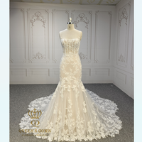 Robe de mariée sirène QUEENS GOWN avec corsage illusion, bretelles spaghetti et traîne florale spectaculaire