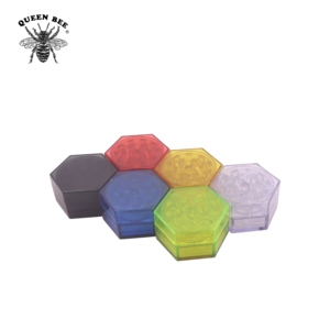 Grinder <span class=keywords><strong>in</strong></span> Plastica Joli a Due Strati per Tabacco, Grinder Esagonale Piatto di Eccellente Qualità per Erbe con Logo Personalizzato - Product Image 2
