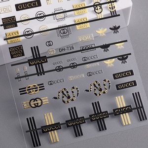 Autocollants 3D pour <span class=keywords><strong>ongles</strong></span> de style européen et américain, en plastique rectangulaire, non toxiques, de luxe, tendance, avec logo de marque, bijoux pour <span class=keywords><strong>ongles</strong></span> - Product Image 4