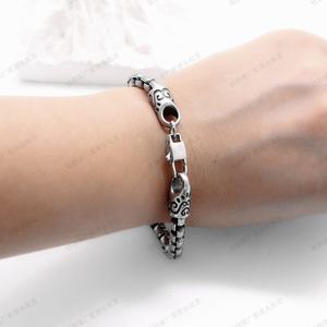 Pulsera de Cadena de Eslabones de Acero Inoxidable para Hombre con Cierre de Patrón Grabado, Joyería Resistente de Estilo Retro Gótico Punk Biker, Regalo - Product Image 3