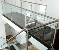 Rampe d'escalier moderne en verre sans cadre en acier inoxydable pour balcon, villa, hôtel, appartement, installation au sol Chuanlan