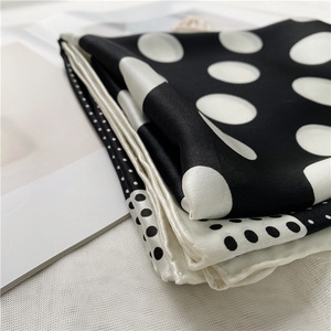 Foulard Quadrato in Pura <span class=keywords><strong>Seta</strong></span> 90*90cm, Motivo Floreale Classico Bianco e <span class=keywords><strong>Nero</strong></span>, Sciarpa Primaverile ad Asciugatura Rapida, Regalo per Donna - Product Image 4