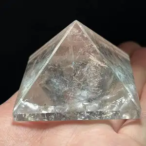 Natürlicher Kristall quarz Polierte klare Quarz-Energie pyramide zur Heilung