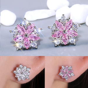 Orecchini a perno con fiore dolce per donna, accessori per l'orecchio semplici da indossare tutti i giorni - Product Image 1
