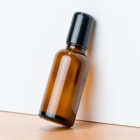 Déodorant cuticule mignon en bouteille roller ball sur verre d'emballage