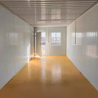 Maisons conteneurs modulaires en panneaux sandwich avec assemblage rapide, design détachable, toit pointu pour usage résidentiel ou entrepôt