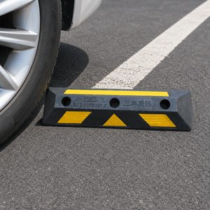 Borne de stationnement en caoutchouc et plastique de 600 mm, bloc de stationnement en chevron réfléchissant, conception brevetée, monobloc, disponible pour les parkings - Product Image 4