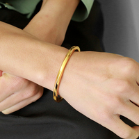 Bijoux sans ternissement en acier inoxydable minimaliste C forme torsion Bracelet ouvert étanche plaqué or manchette Bracelets Bracelet