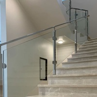 Système de balustrade en verre sans cadre en acier inoxydable moderne pour intérieur et extérieur, avec poteau de support et main courante en verre noir pour balcon et escalier