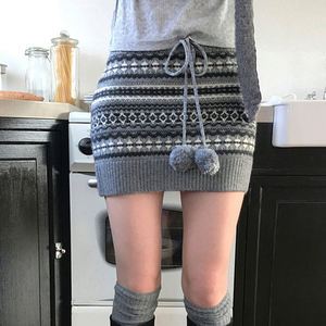 Minifalda de punto jacquard suave y transpirable con estampado floral dulce, viscosa/poliéster, ribete de pompón, silueta ajustada, natural - Product Image 1