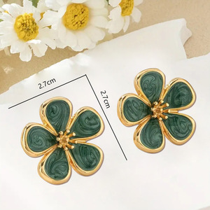 Boucles d'oreilles clous fleur émail vert alliage de zinc acier inoxydable pour femme, bijoux fantaisie, cadeau élégant style rétro - Product Image 2