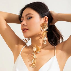 اصل جديد موضة النمط الأوروبي قلادة زهور معدنية كبيرة ومجوهرات للنساء - Product Image 2