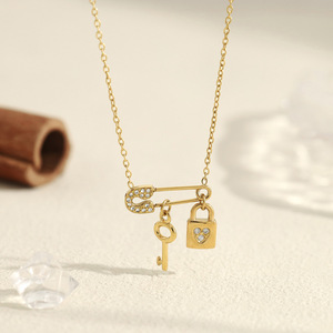 Collar MICCI de <span class=keywords><strong>Acero</strong></span> <span class=keywords><strong>Inoxidable</strong></span> con Baño de Oro de 18K, Hipoalergénico, con Colgante de Llave y Candado - Product Image 2