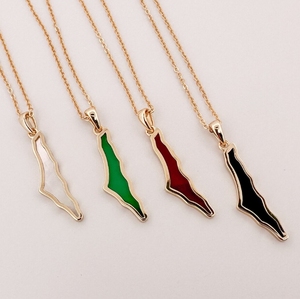 Carte de Palestine plaquée or 18 carats à la mode carte délicate polie avec collier en pierre coquille ou onyx bijoux de Palestine - Product Image 1