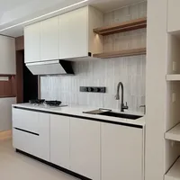 Ensemble d'armoires de cuisine beiges entièrement personnalisées, finition stratifiée beige, armoires de cuisine modernes et plates