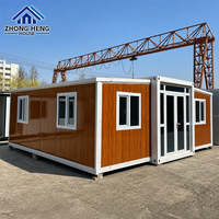Maison modulaire préfabriquée moderne avec extérieur imitation bois, double porte en verre, plusieurs fenêtres, maison modulaire portable