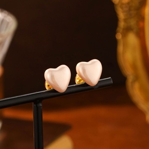 Boucles d'oreilles clous simples en imitation perle géométrique, plaquées or, tendance, haut de gamme, version coréenne, élégantes et raffinées - Product Image 2