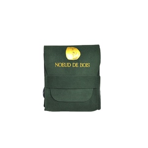 Pochette d'emballage cosmétique et bijoux en velours suédé olive avec logo estampé or personnalisé et sangle, forme enveloppe 3D - Product Image 6