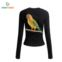 Trajets verdoyants. T-shirt à manches courtes pour femme, imprimé lettres multicolores et sequins perroquet, fabriqué en Chine, idéal pour l'été