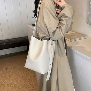 Sac fourre-tout rétro coréen multifonctionnel et tendance pour femme, grande capacité, avec logo personnalisé, idéal pour les trajets quotidiens, porté à l'épaule - Product Image 3