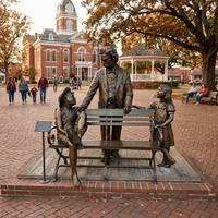 Statue en bronze antique de Mark Twain avec un groupe d'enfants sur un banc de parc, sculpture en bronze