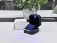 Boîte à bijoux LED noire octogonale à bord doré en gros, boîte à bijoux LED noire pour la vente au détail, boîte à bijoux LED noire octogonale à bord doré en stock