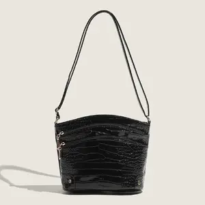 来样定做批发女式复古PU皮革单手提包便携式多口袋拉链封口吊带斜挎包冬秋 - Product Image 1