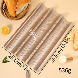 Moule à baguettes antiadhésif <span class=keywords><strong>de</strong></span> 38 cm <span class=keywords><strong>de</strong></span> long en acier au carbone perforé pour 3 pains français standard - Product Image 4