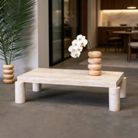 Table basse en travertin naturel de qualité supérieure avec plateau rectangulaire et quatre bases cylindriques en marbre